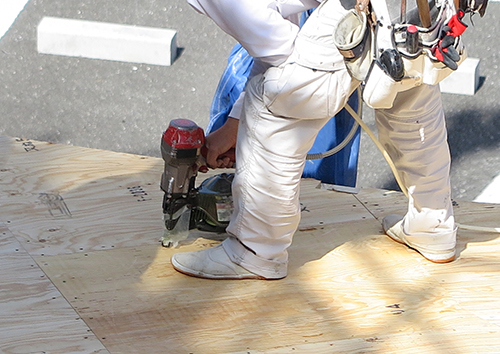 労働保険の二つの柱:労災保険と雇用保険の違いとその管理